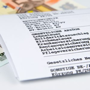 Stirbt langsam aus: Gehaltsabrechnung in Papierform (Foto: fotomek - stock.adobe.com).