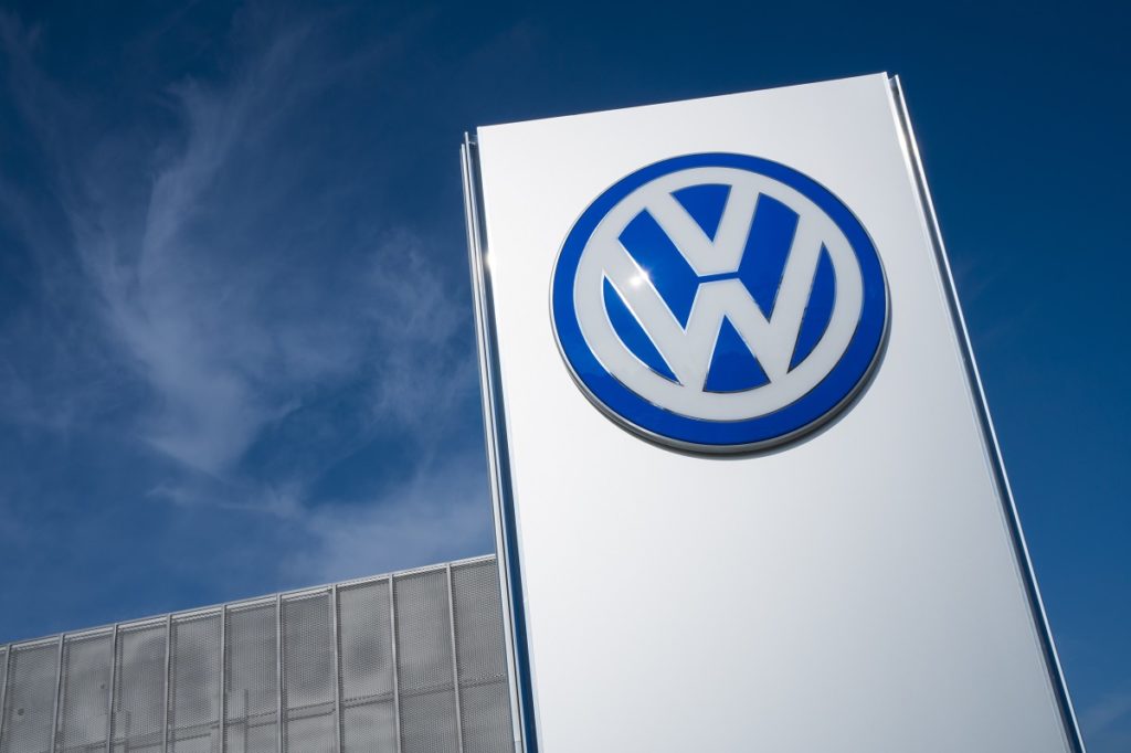VW Logo auf Tafel.
