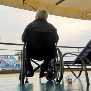 Mann im Rollstuhl auf Schiff.