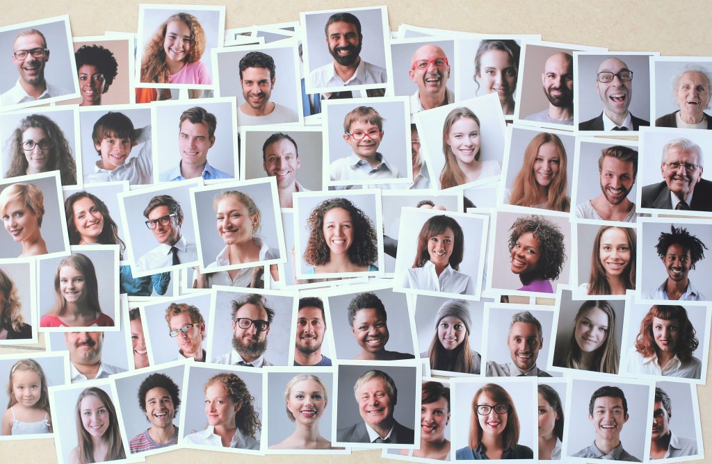Portraits verschiedener Menschen.