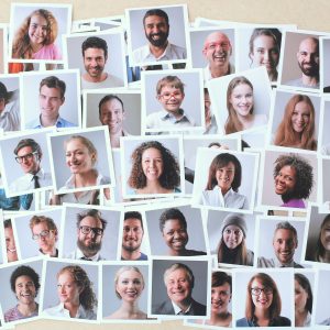 Portraits verschiedener Menschen.