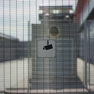 Hinweis auf Videoüberwachung an Werkstor.