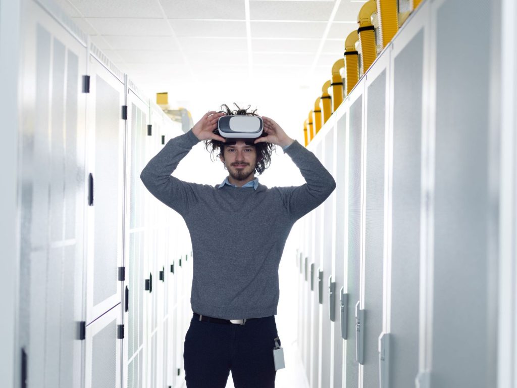 Mann mit VR-Wearable.