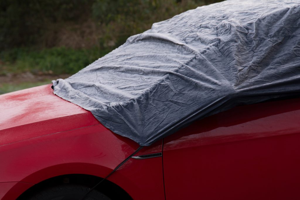Abgedeckte Frontscheibe eines Autos im Winter