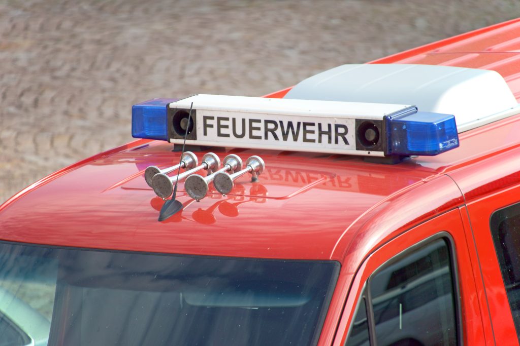 Feuerwehrauto mit Signalhörnern.