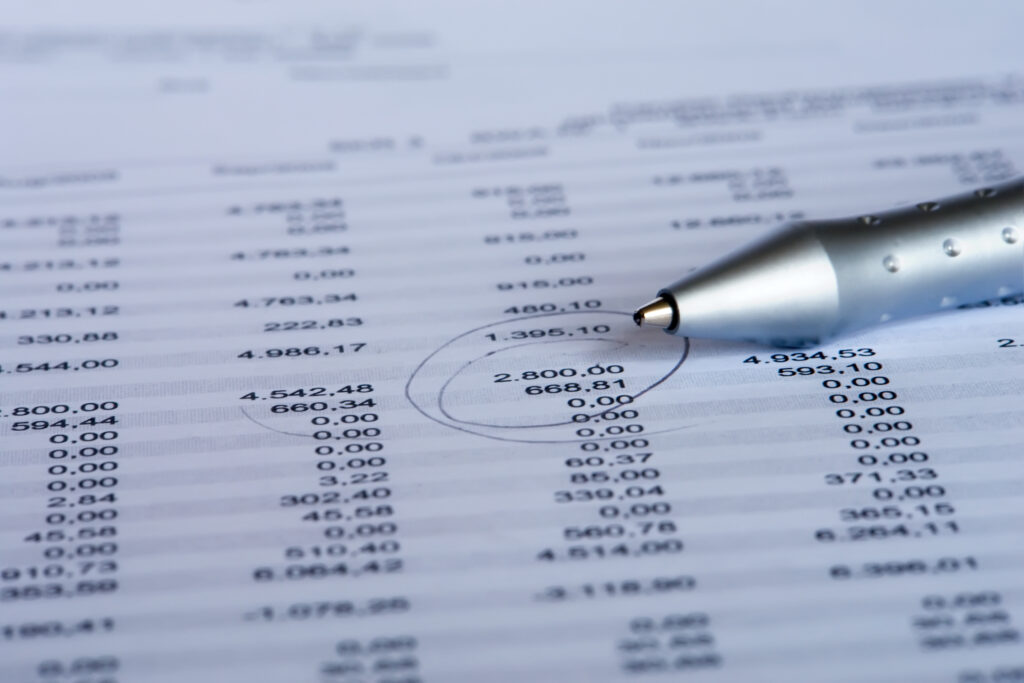 Prüfung von Geschäftszahlen (Foto: DWP - stock.adobe.com)